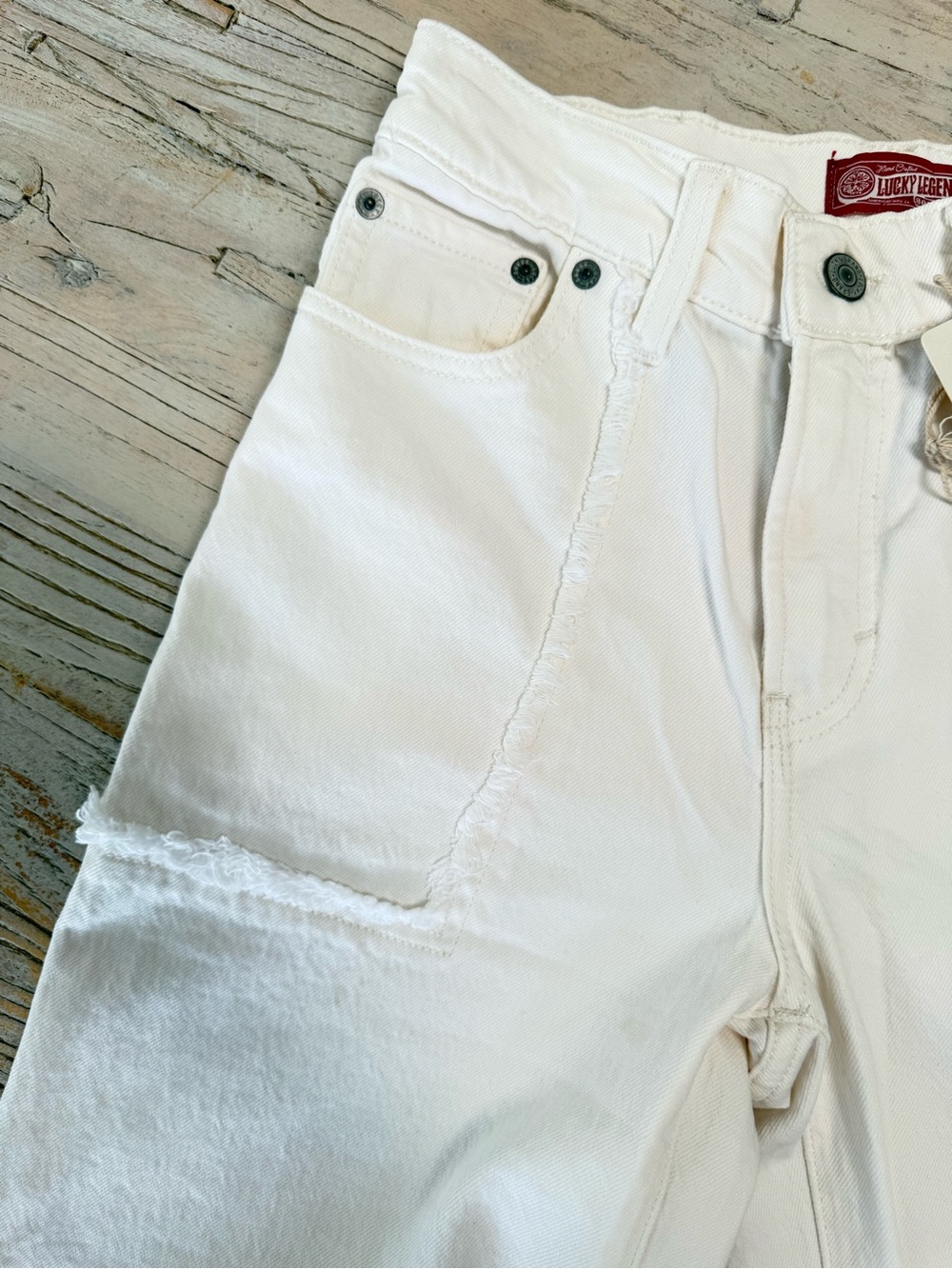 Lucky Brand Legend white High Rise Crop Jeans
New With Tags size 25 - Picture 11 of 13